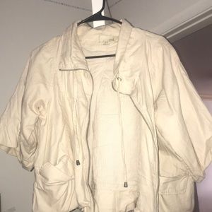 A tan short-sleeve puffer jacket.